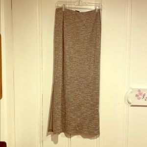 Maxi grey skirt with slit in the side.